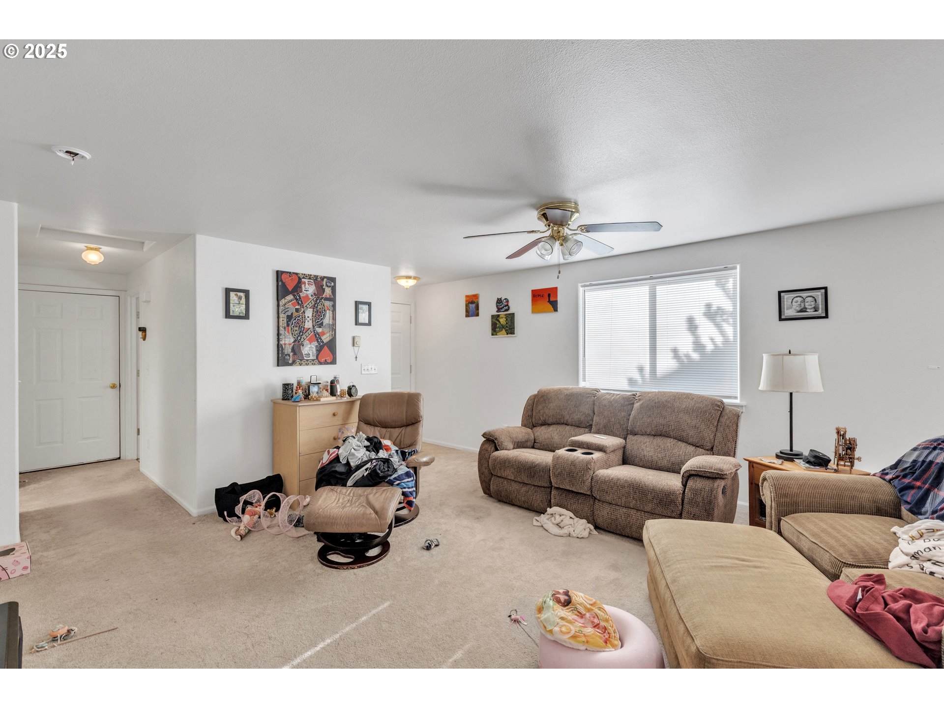 3397 Oak Street Florence, OR 97439 - Photo 6 of 48 a living room with furniture window and a table