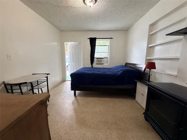 $1,000 | 1822 Cleveland Street, Unit 1REAR, Hollywood, FL 33020