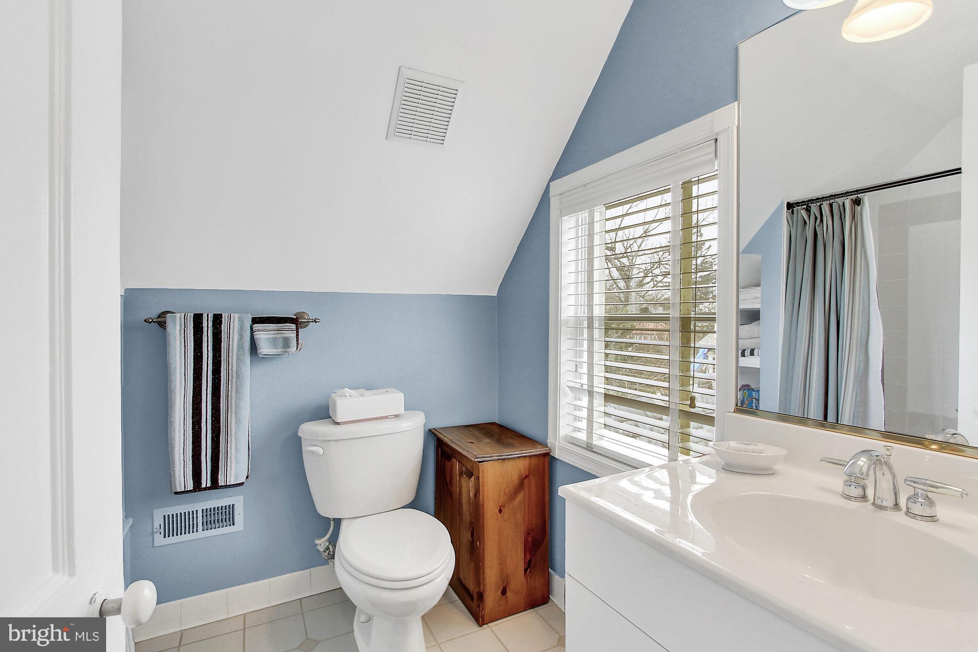 403 Marlow Road Baltimore, MD 21218 - Photo 31 of 36 3rd floor suite/bath