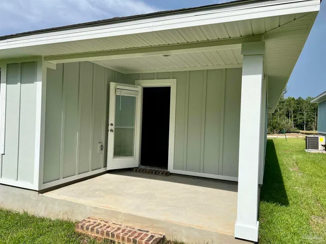 a view of entryway with a backyard