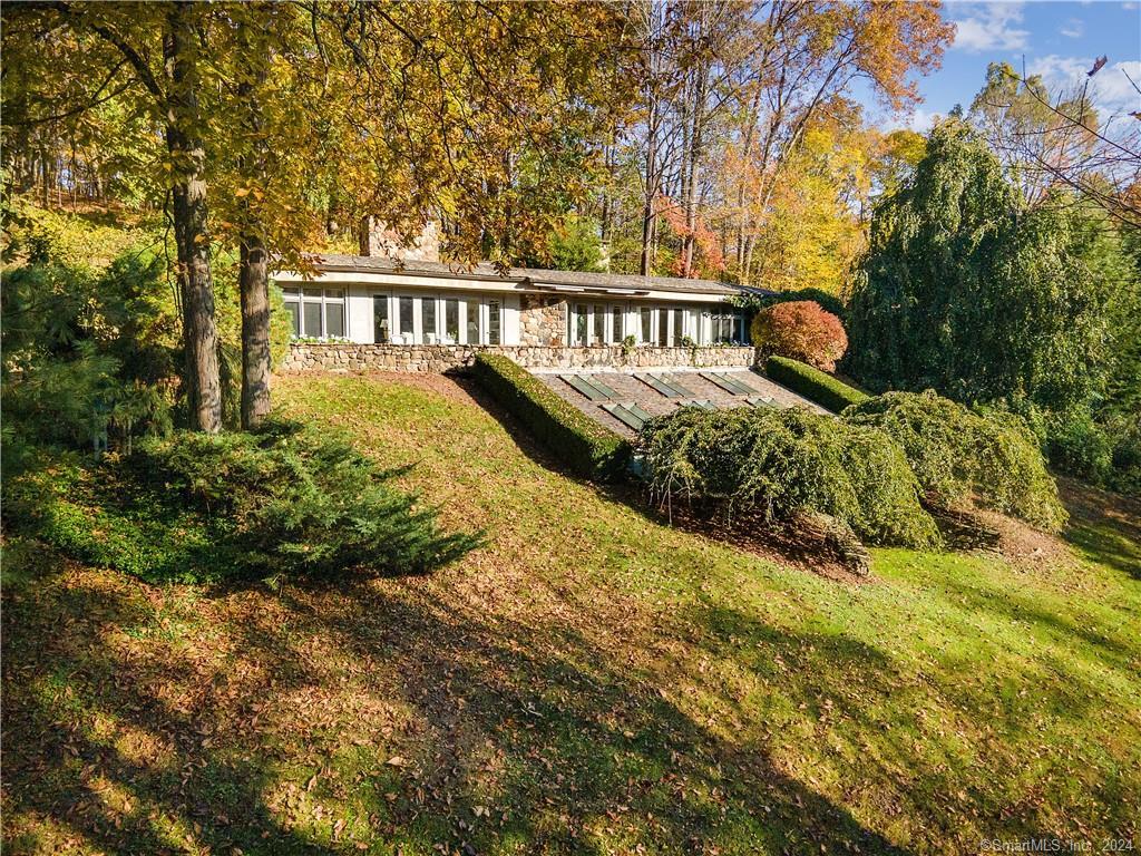 a view of a house with a yard