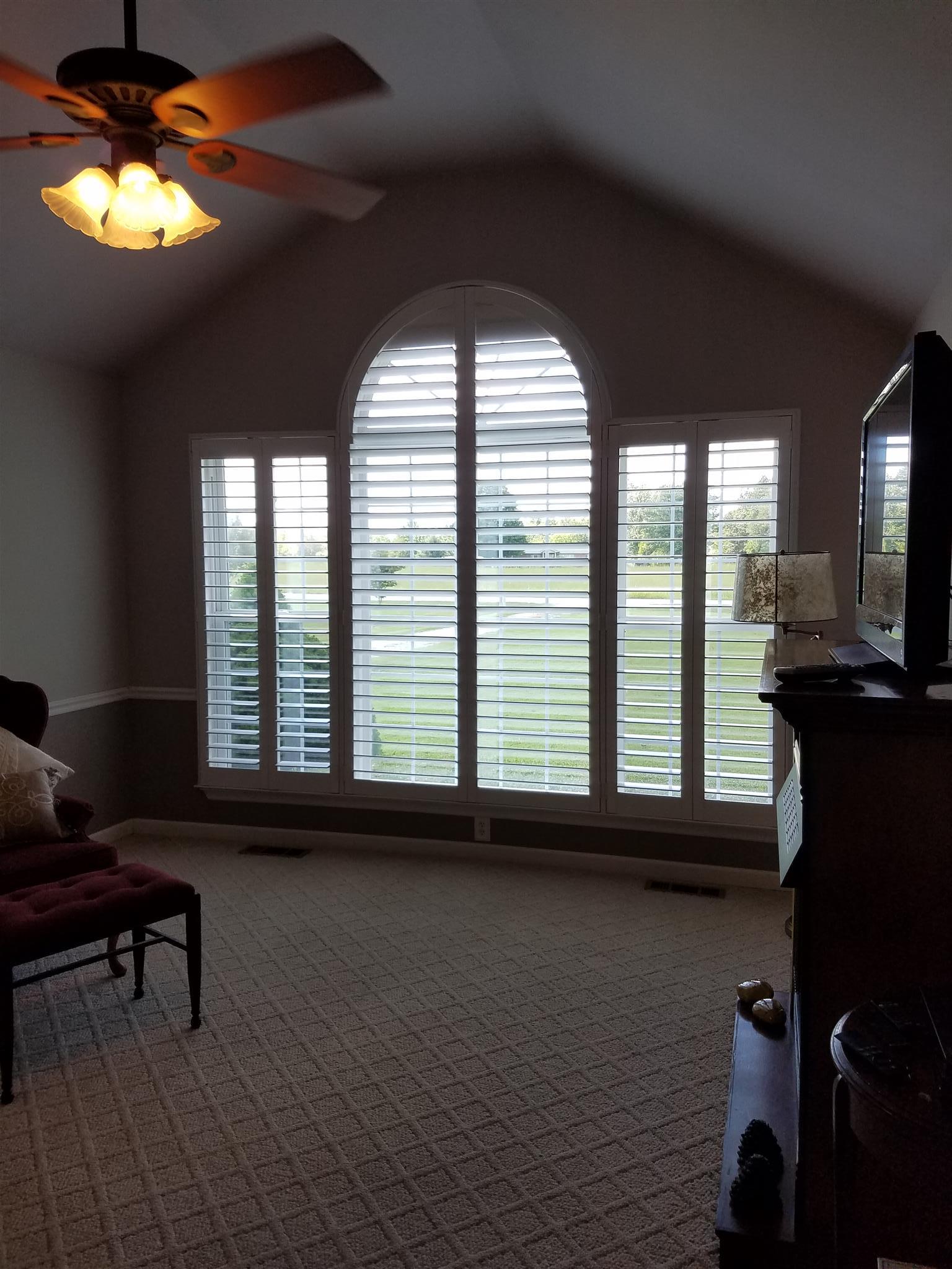 4026 Powers Bridge Road Manchester, TN 37355 - Photo 3 of 3 a living room with furniture and a window