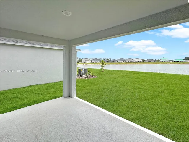 a view of a big room with a big yard