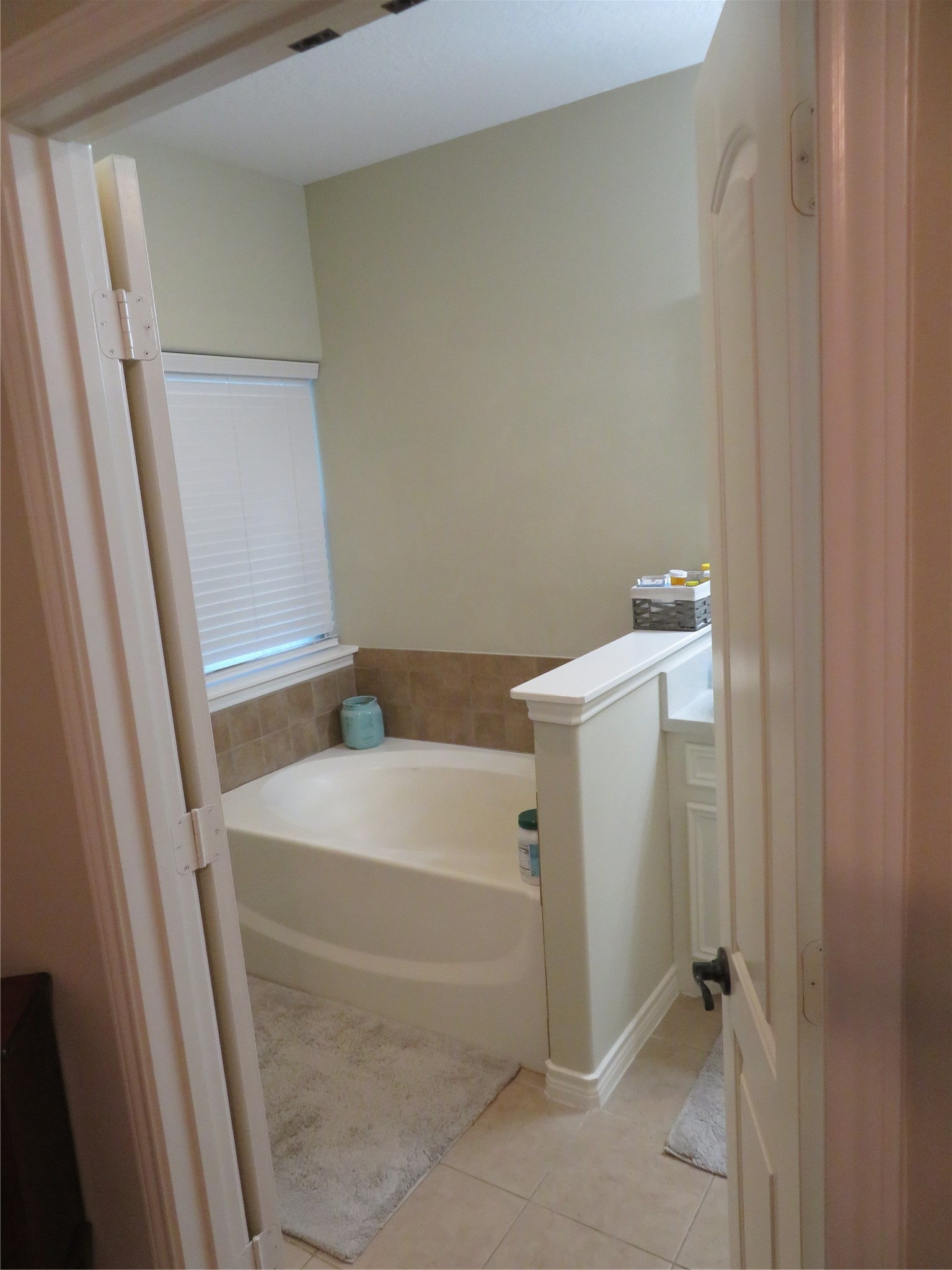 422 East Hunting Tower Run Conroe, TX 77316 - Photo 11 of 20 a bathroom with a sink a toilet and a shower