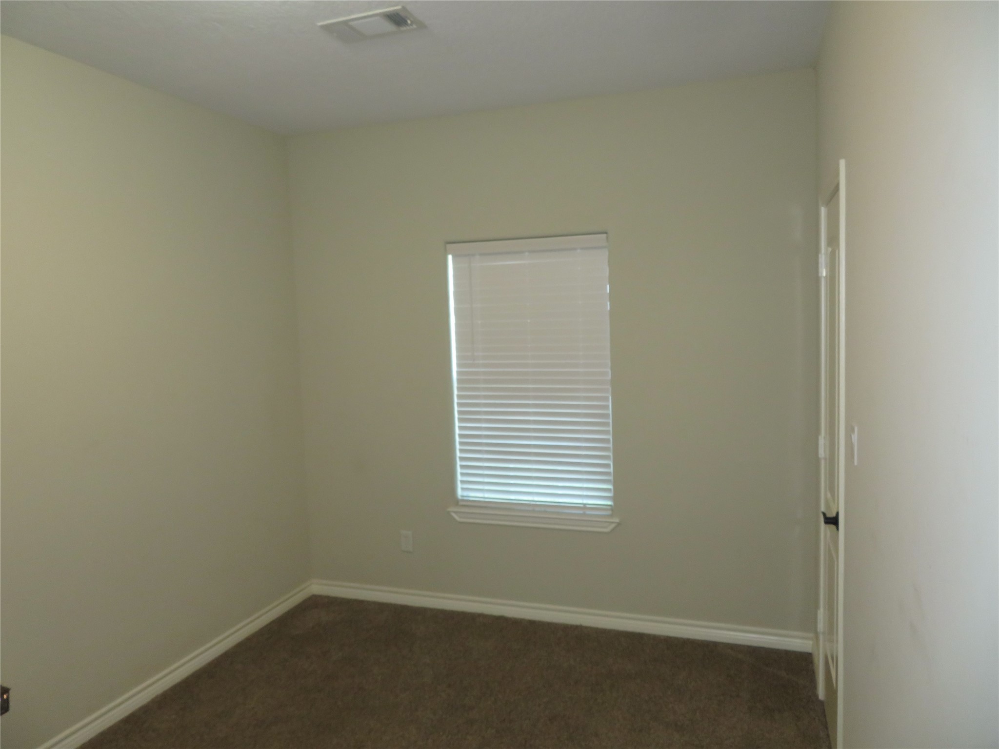 422 East Hunting Tower Run Conroe, TX 77316 - Photo 15 of 20 an empty room with a window