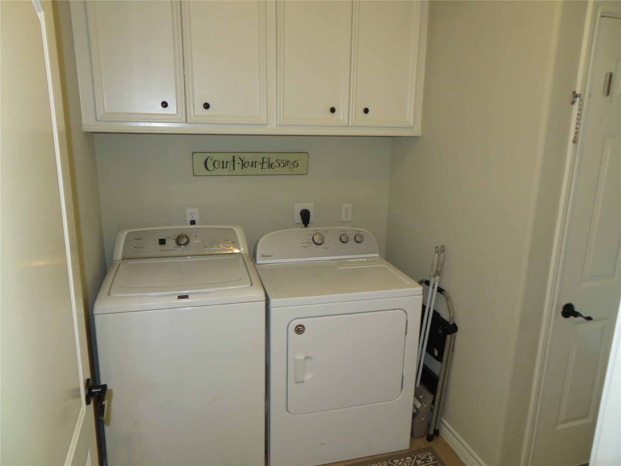 422 East Hunting Tower Run Conroe, TX 77316 - Photo 17 of 20 a utility room with dryer and washer