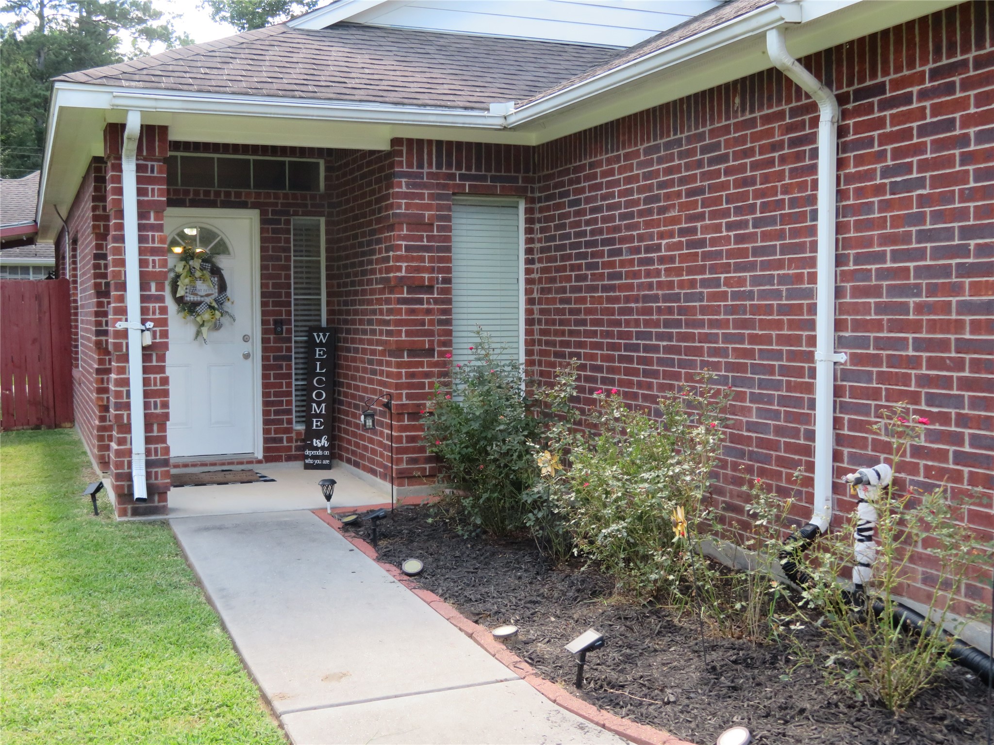 422 East Hunting Tower Run Conroe, TX 77316 - Photo 4 of 20 a front view of a house with garden