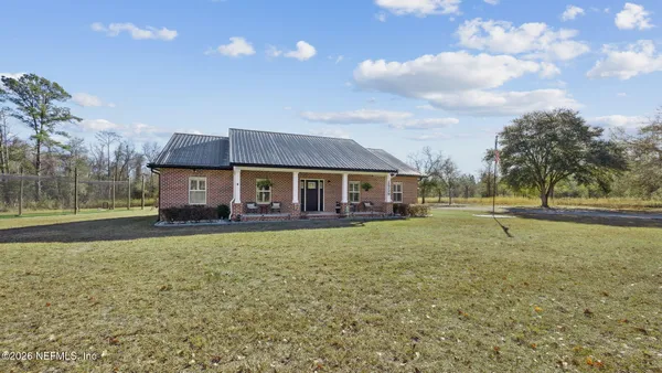 a sign that is sitting on the side of a road