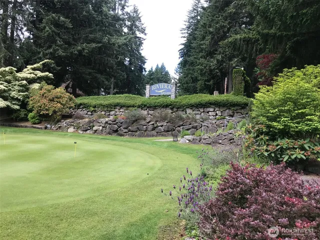 a view of a back yard