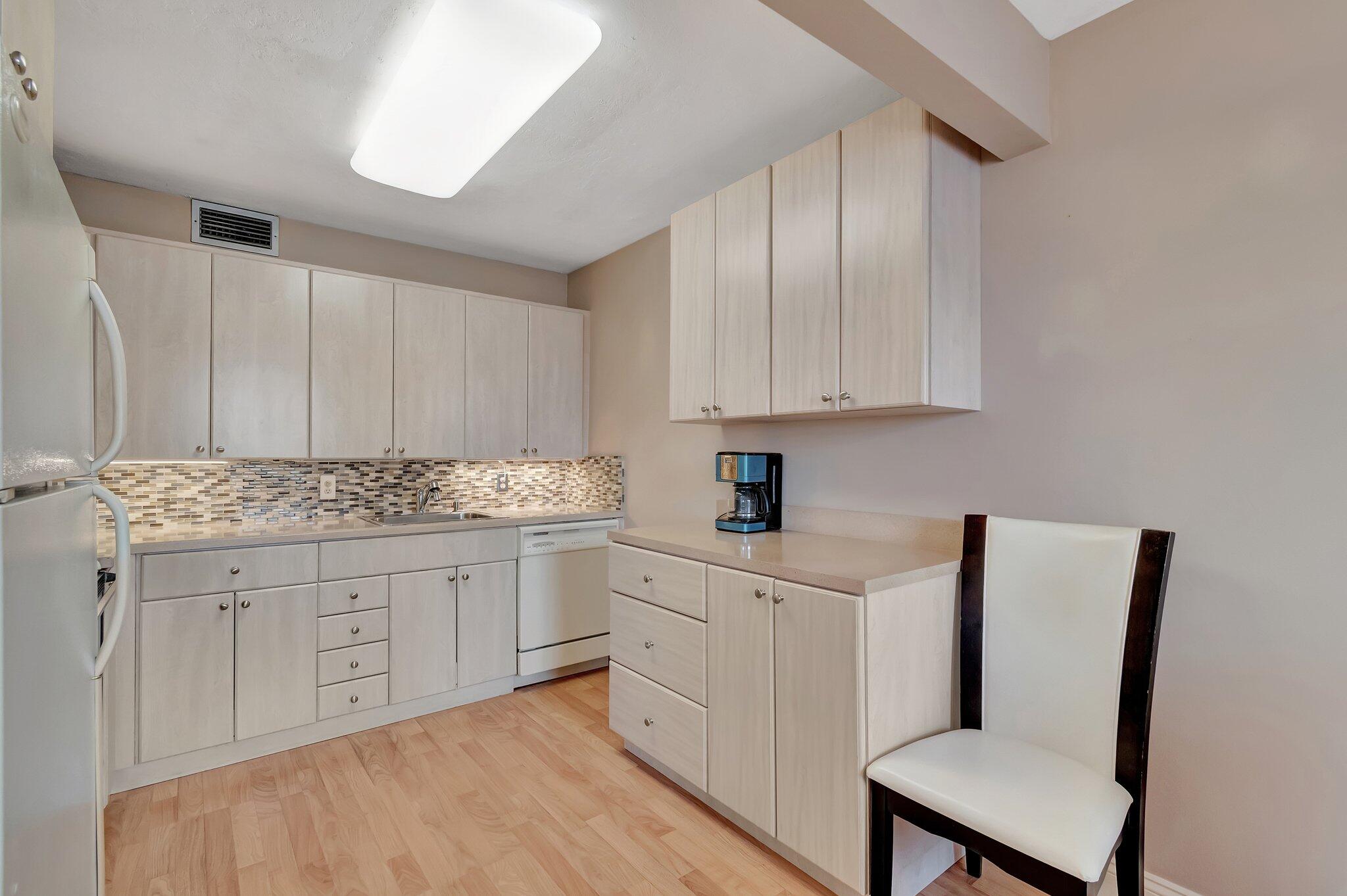 4040 Hythe A Boca Raton, FL 33434 - Photo 9 of 70 18-web-or-mls-DSC_9285
