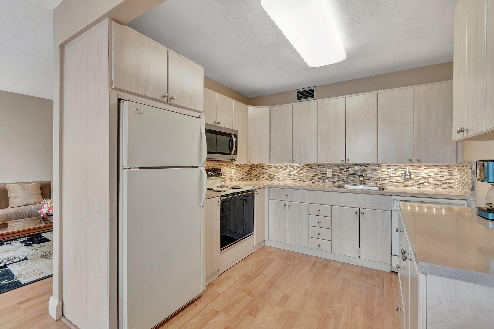 4040 Hythe A Boca Raton, FL 33434 - Photo 10 of 70 19-web-or-mls-DSC_9290