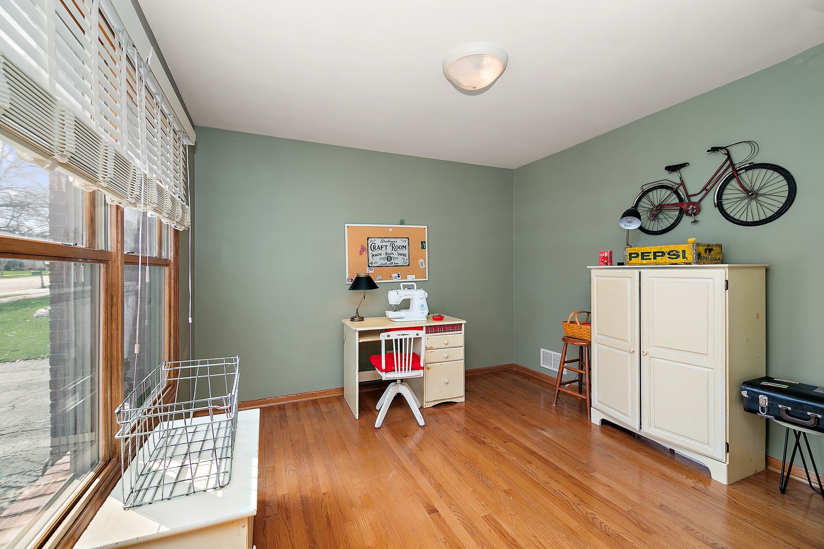 16200 Kingsport Road Orland Park, IL 60467 - Photo 13 of 32 a room with furniture and wooden floor