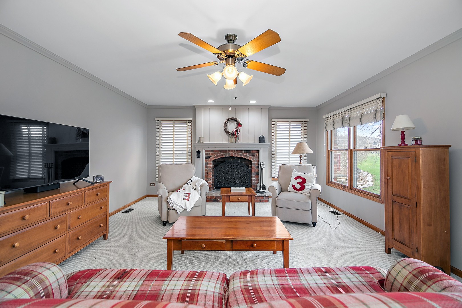 16200 Kingsport Road Orland Park, IL 60467 - Photo 4 of 32 a living room with furniture and a flat screen tv