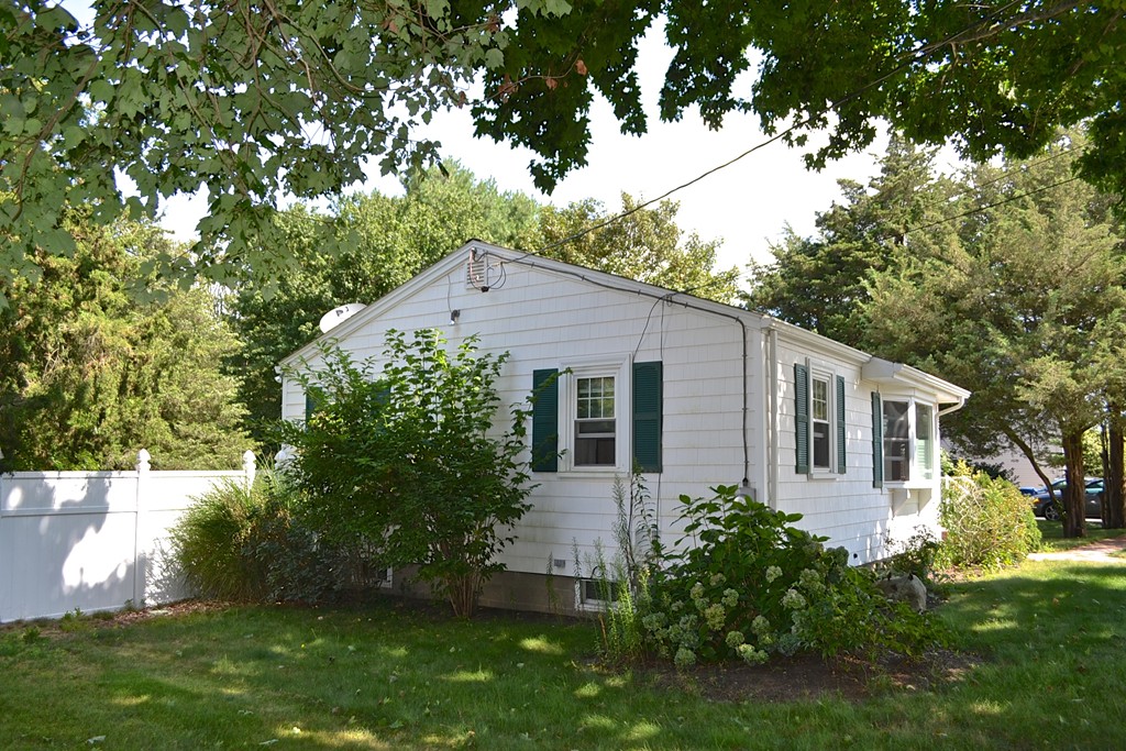 38 Gilbert Street Fairhaven, MA 02719 - Photo 3 of 11 Gallery Image 3