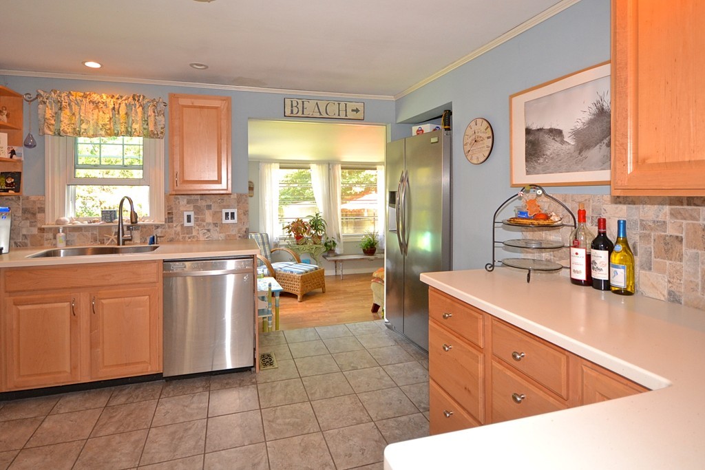 38 Gilbert Street Fairhaven, MA 02719 - Photo 5 of 11 Gallery Image 5