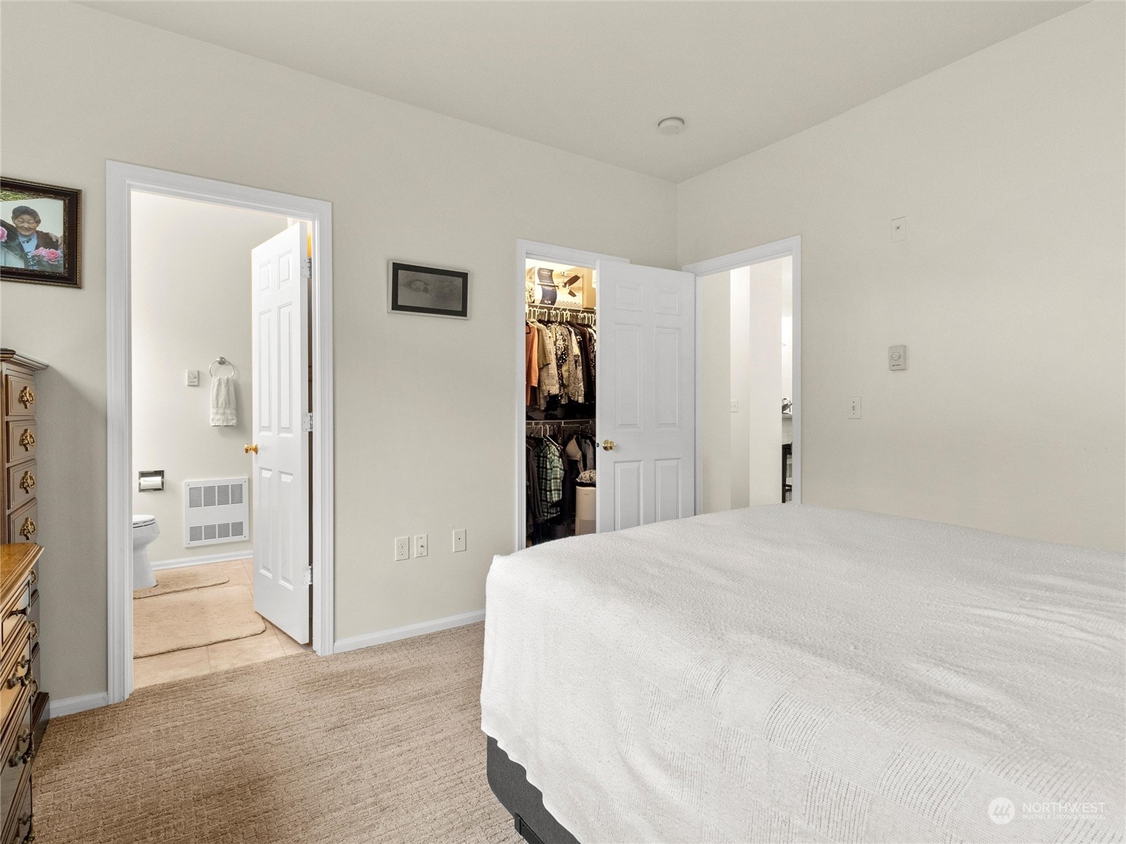 5100 Talbot Place South, Unit A Renton, WA 98055 - Photo 6 of 15 a spacious bedroom with a bed and a mirror