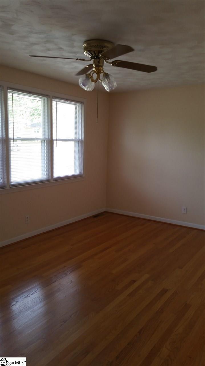 926 Winterhawk Circle Inman, SC 29349 - Photo 3 of 27 Looking at the den from the Living Room. This is the first room as you enter the Home.