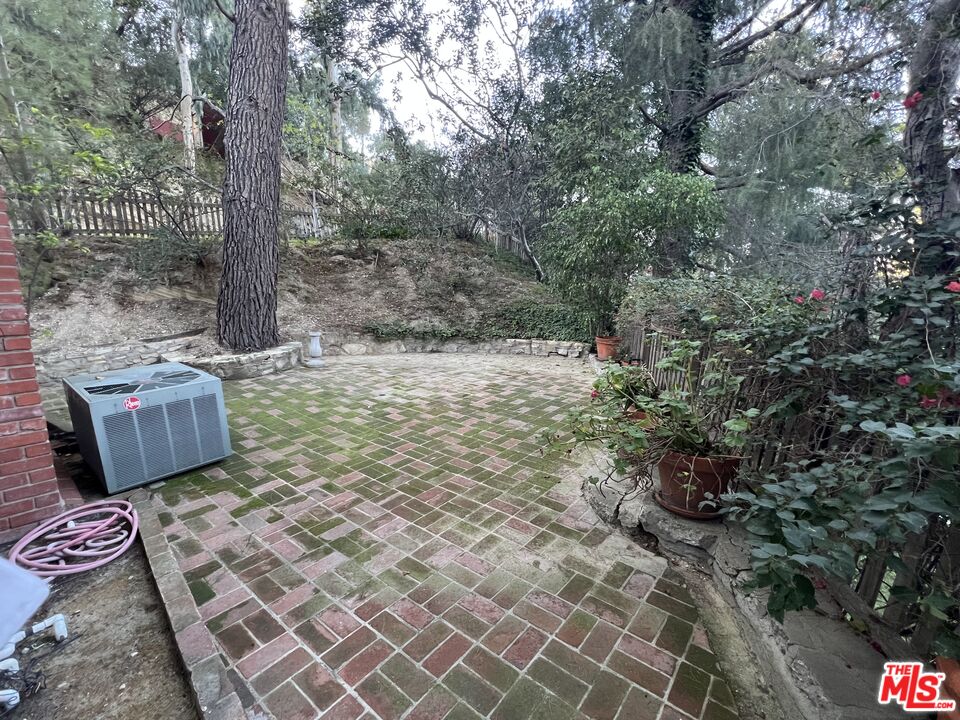 14807 Round Valley Drive Sherman Oaks, CA 91403 - Photo 23 of 25 a backyard of a house with lots of green space