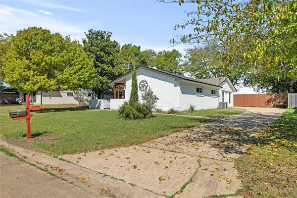 a view of a house with a yard