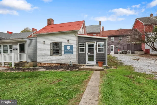 a view of a house with a yard