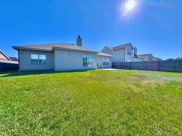 $2,800 | 11083 South Bayou View Drive, Gonzales, LA 70737