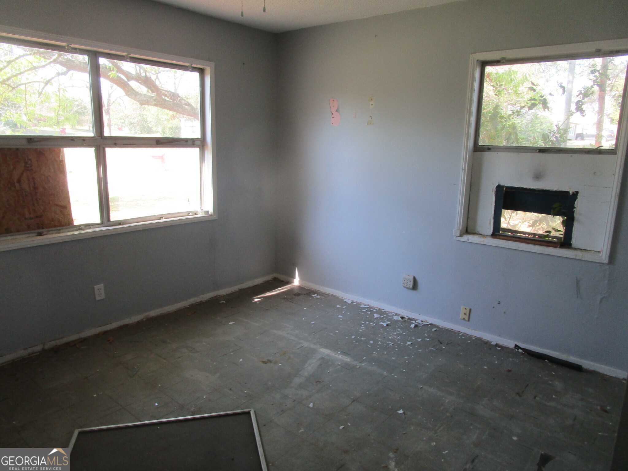 3480 Travis Boulevard Macon, GA 31206 - Photo 6 of 11 an empty room with a window