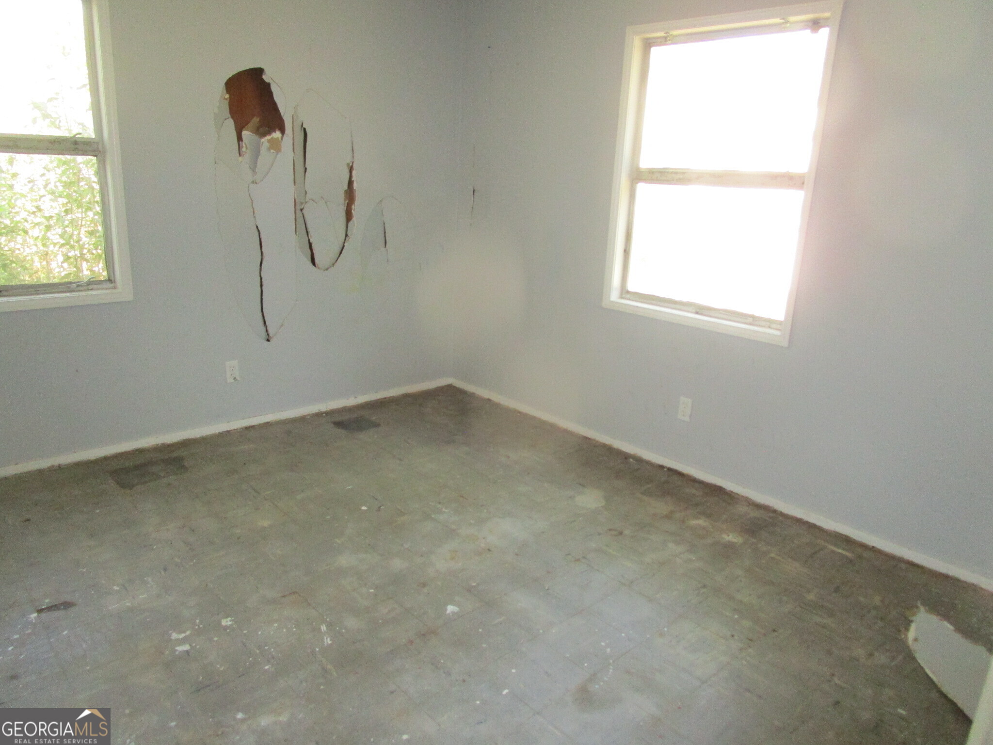 3480 Travis Boulevard Macon, GA 31206 - Photo 7 of 11 an empty room with a window