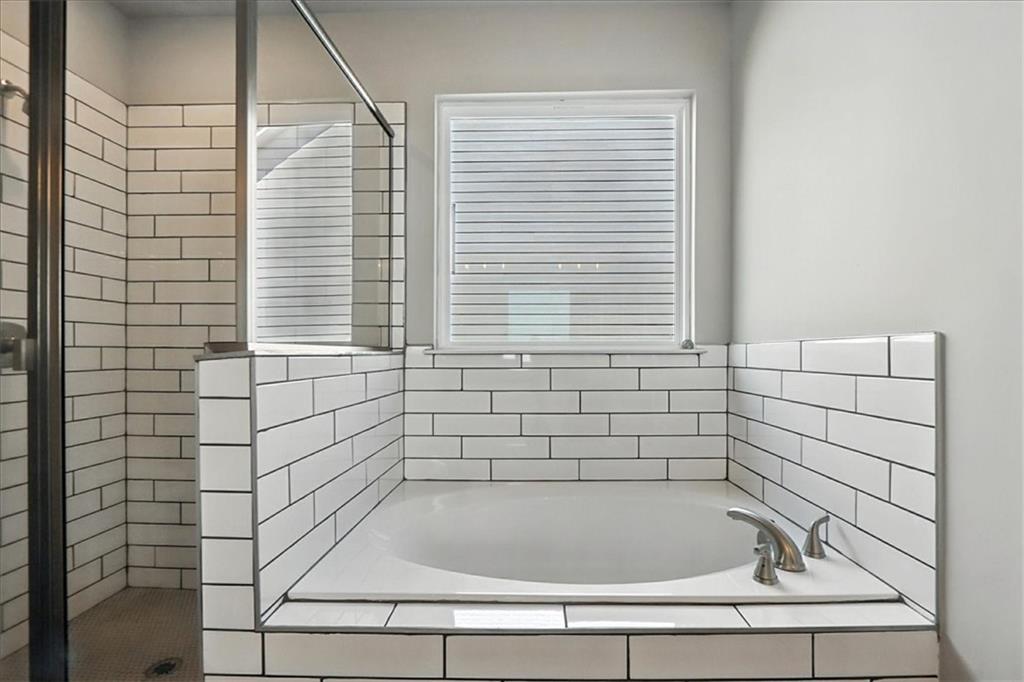 4022 Links Boulevard Jefferson, GA 30549 - Photo 30 of 54 a bathroom with a bathtub