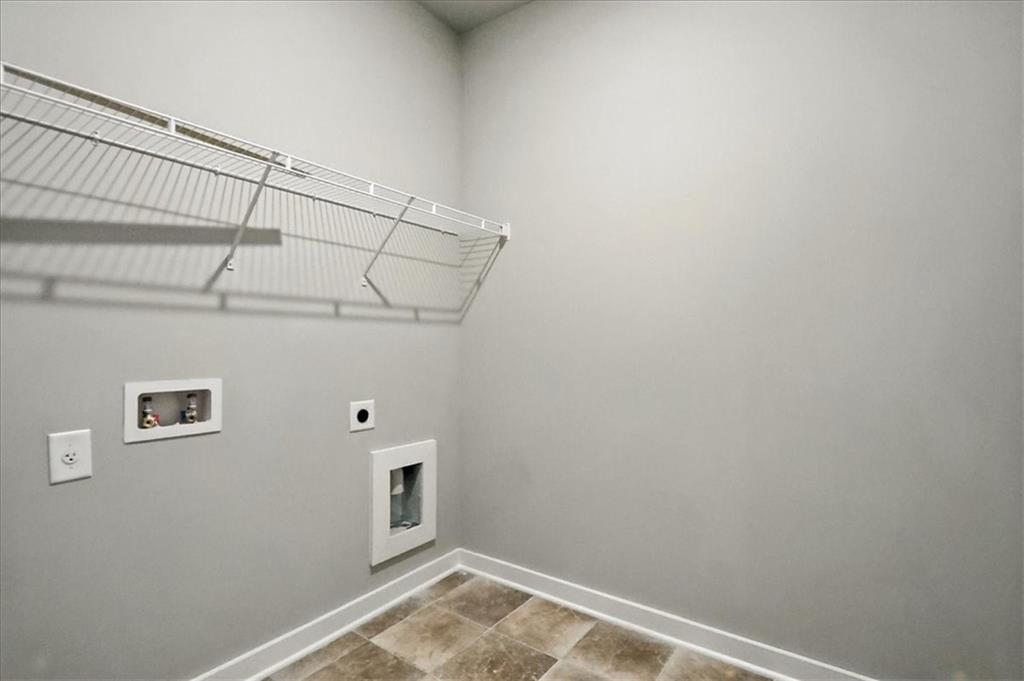 4022 Links Boulevard Jefferson, GA 30549 - Photo 37 of 54 a view of a hallway with closet