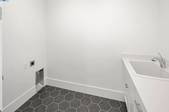 a view of utility room