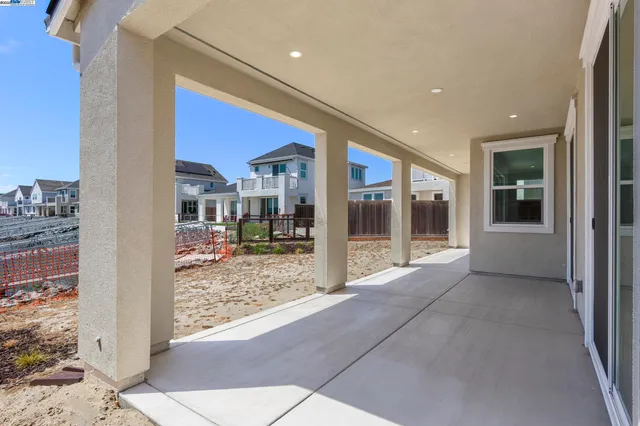 a view of livingroom with furniture