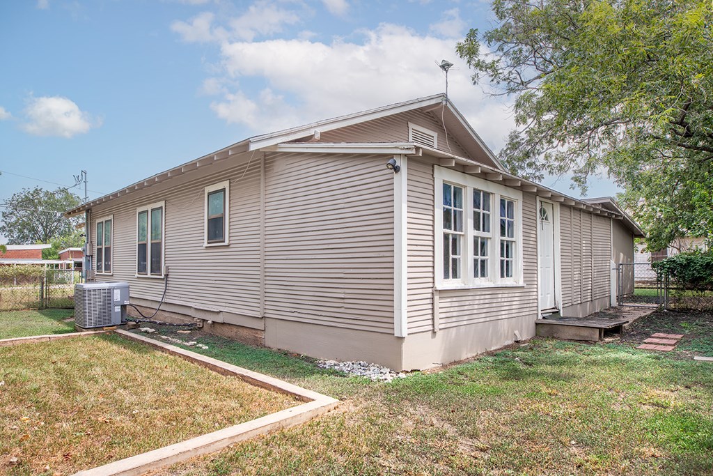 1104 South Walnut Street Brady, TX 76825 - Photo 11 of 41