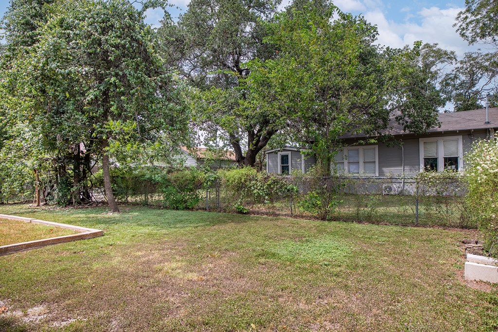 1104 South Walnut Street Brady, TX 76825 - Photo 10 of 41