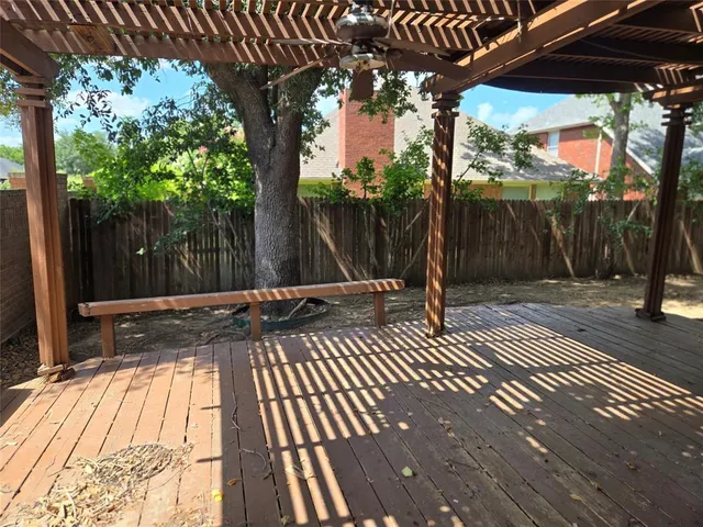 a view of a backyard