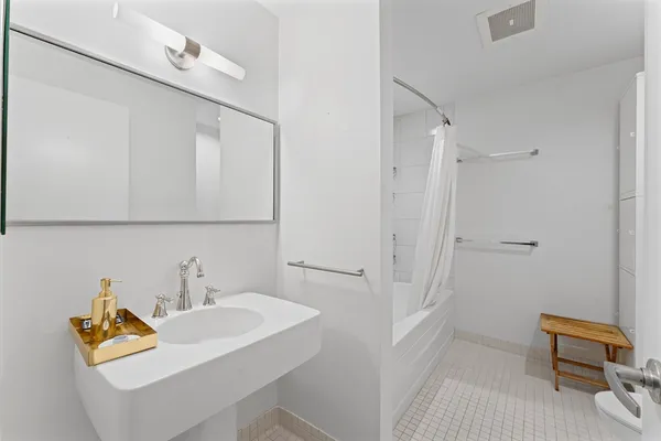 $4,000 | 88 Kingston Street, Unit 1F, Boston, MA 02111