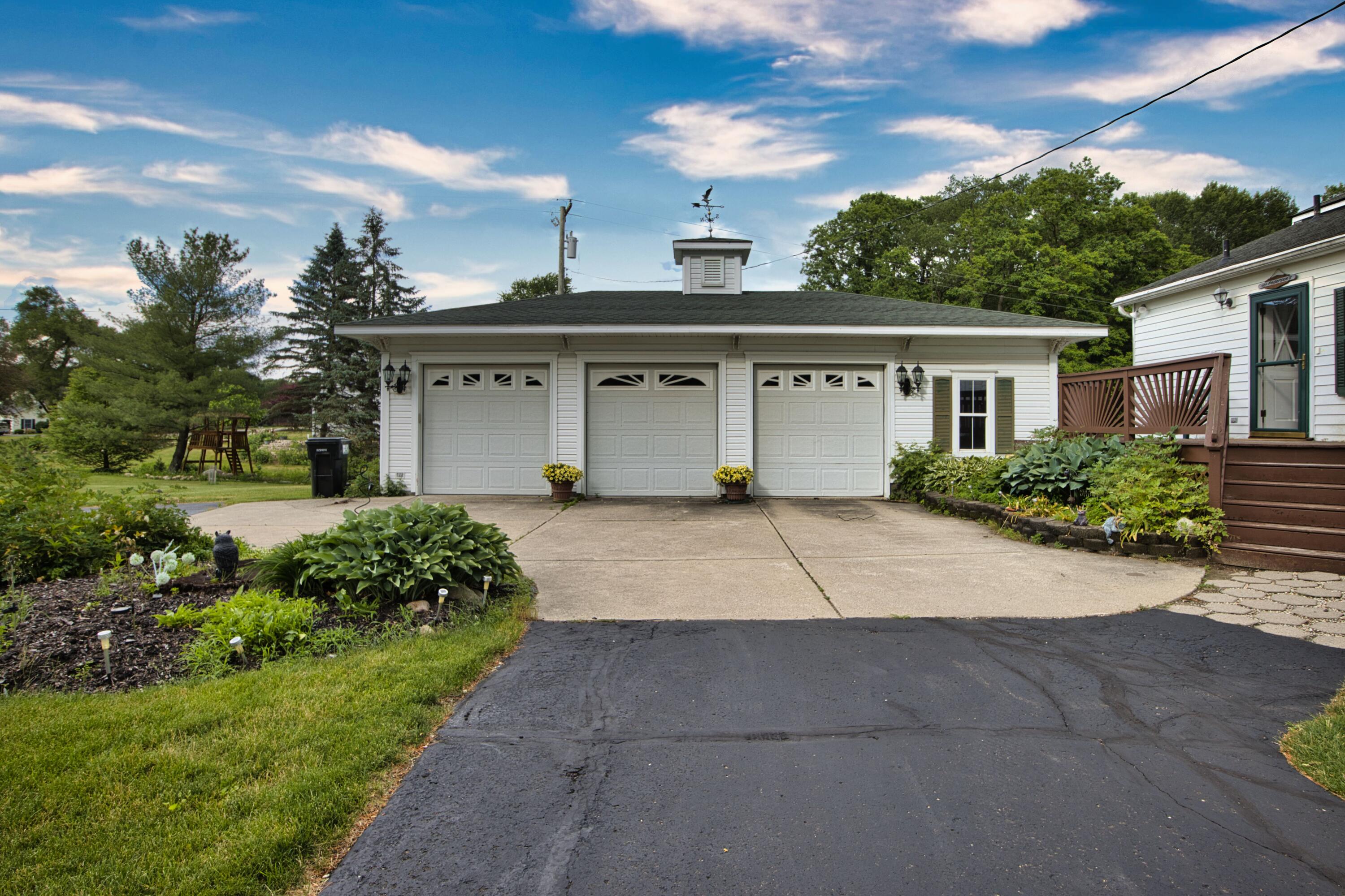 8045 Chilson Road Pinckney, MI 48169 - Photo 2 of 22 3-Car Garage