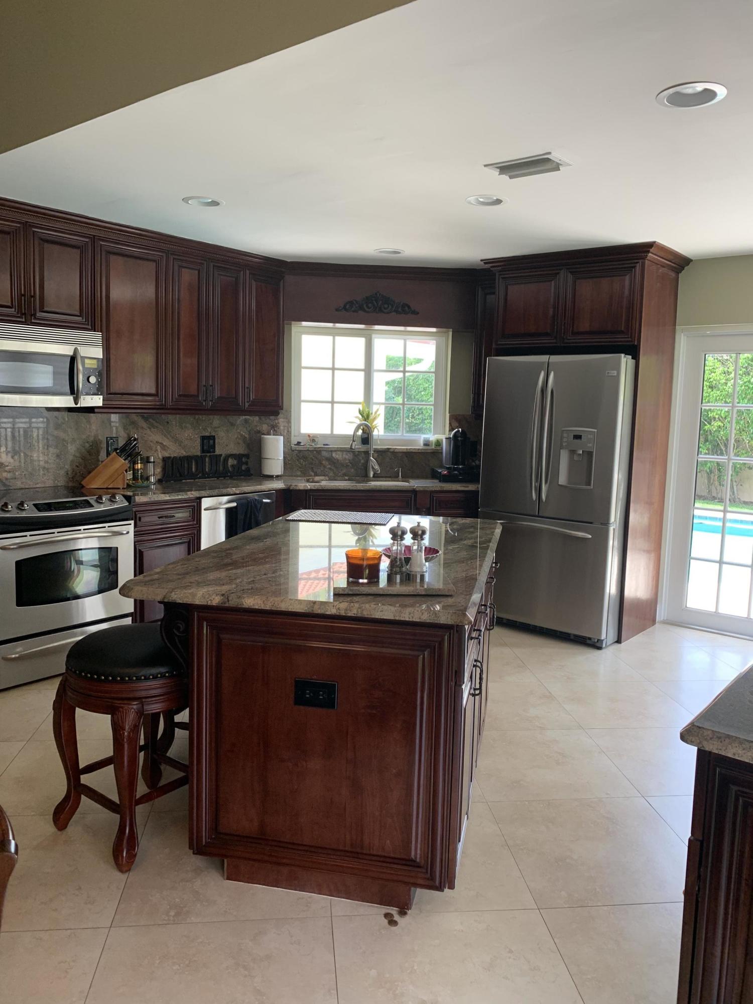 6254 Sweet Maple Lane Boca Raton, FL 33433 - Photo 4 of 19 Kitchen / Island
