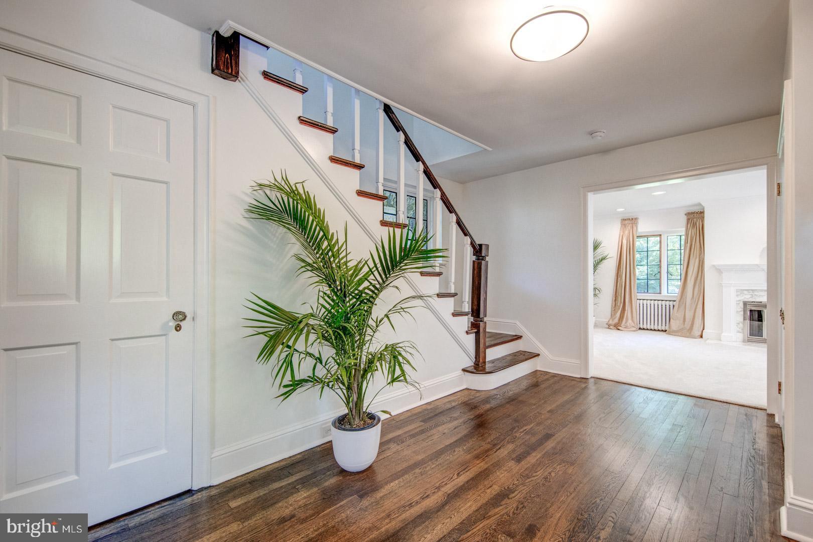 310 Windsor Avenue Wayne, PA 19087 - Photo 4 of 31 Entry Hall