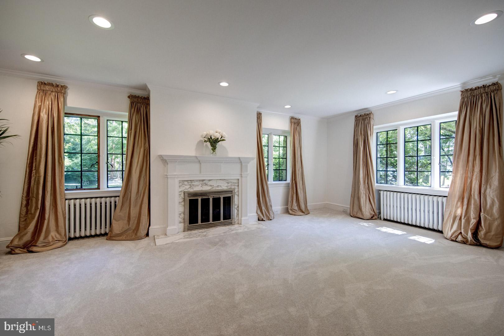 310 Windsor Avenue Wayne, PA 19087 - Photo 5 of 31 Gracious Living Room