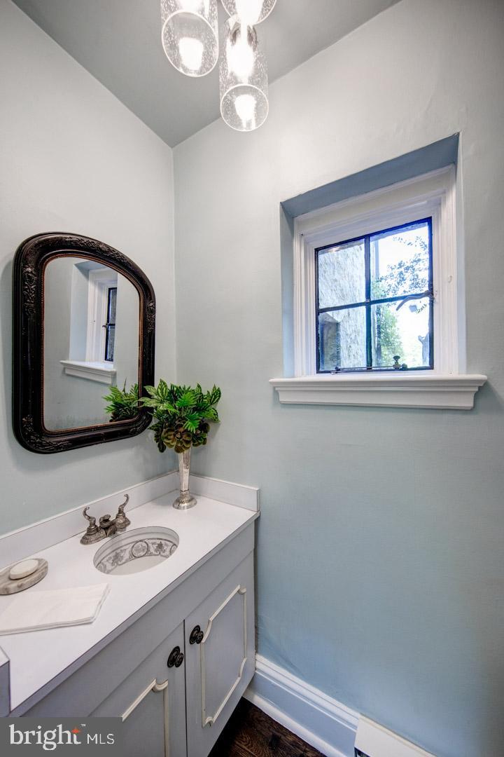310 Windsor Avenue Wayne, PA 19087 - Photo 9 of 31 Powder Room