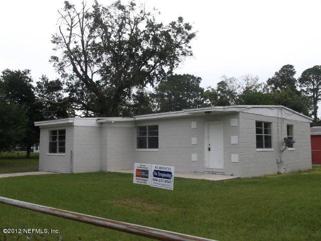 10357 Westmar Road Jacksonville, FL 32218 - Photo 1 of 9 a backyard of a house with table and chairs