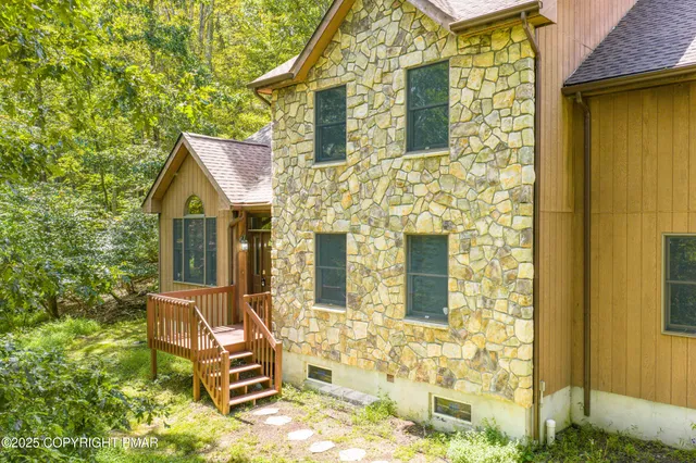 $449,000 | 5110 Oak Lane, Canadensis, PA 18325