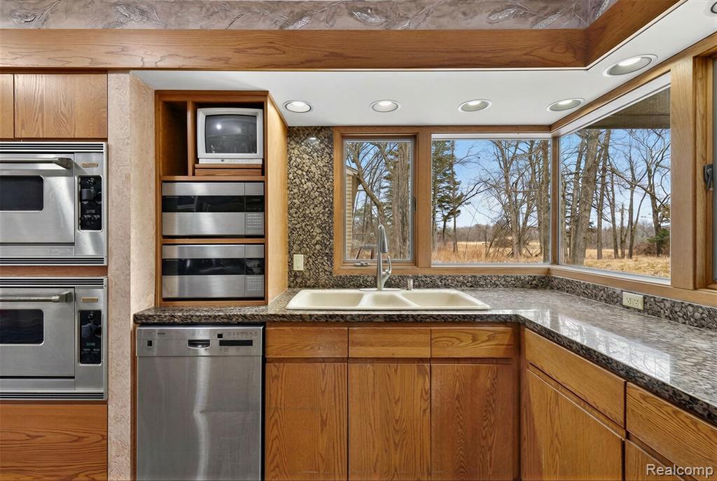 2551 Patterson Lake Road Pinckney, MI 48169 - Photo 41 of 95