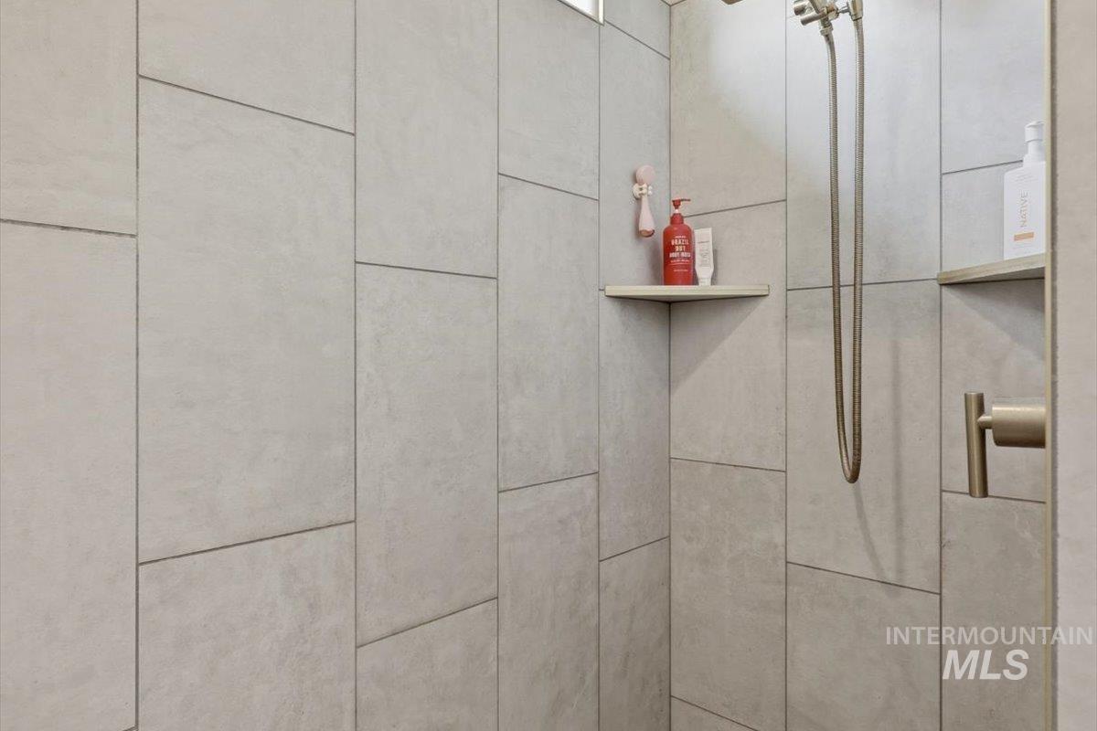 305 Tiffany Rose Way Wilder, ID 83676 - Photo 23 of 31 Bathroom view of tiled shower