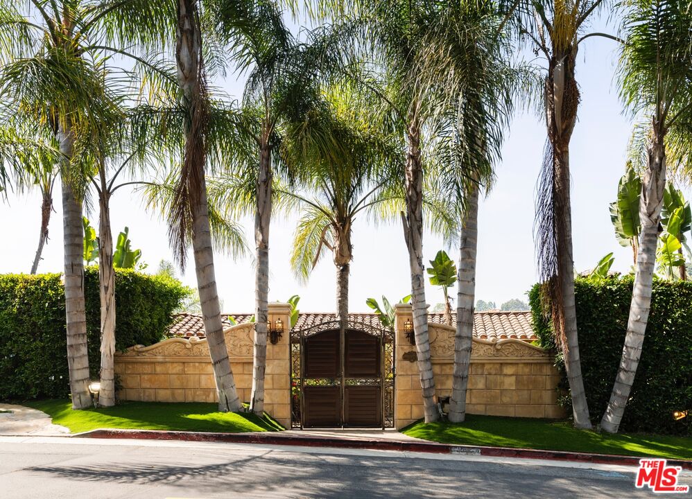 10824 Chalon Road Los Angeles, CA 90077 - Photo 4 of 40 a view of a backyard