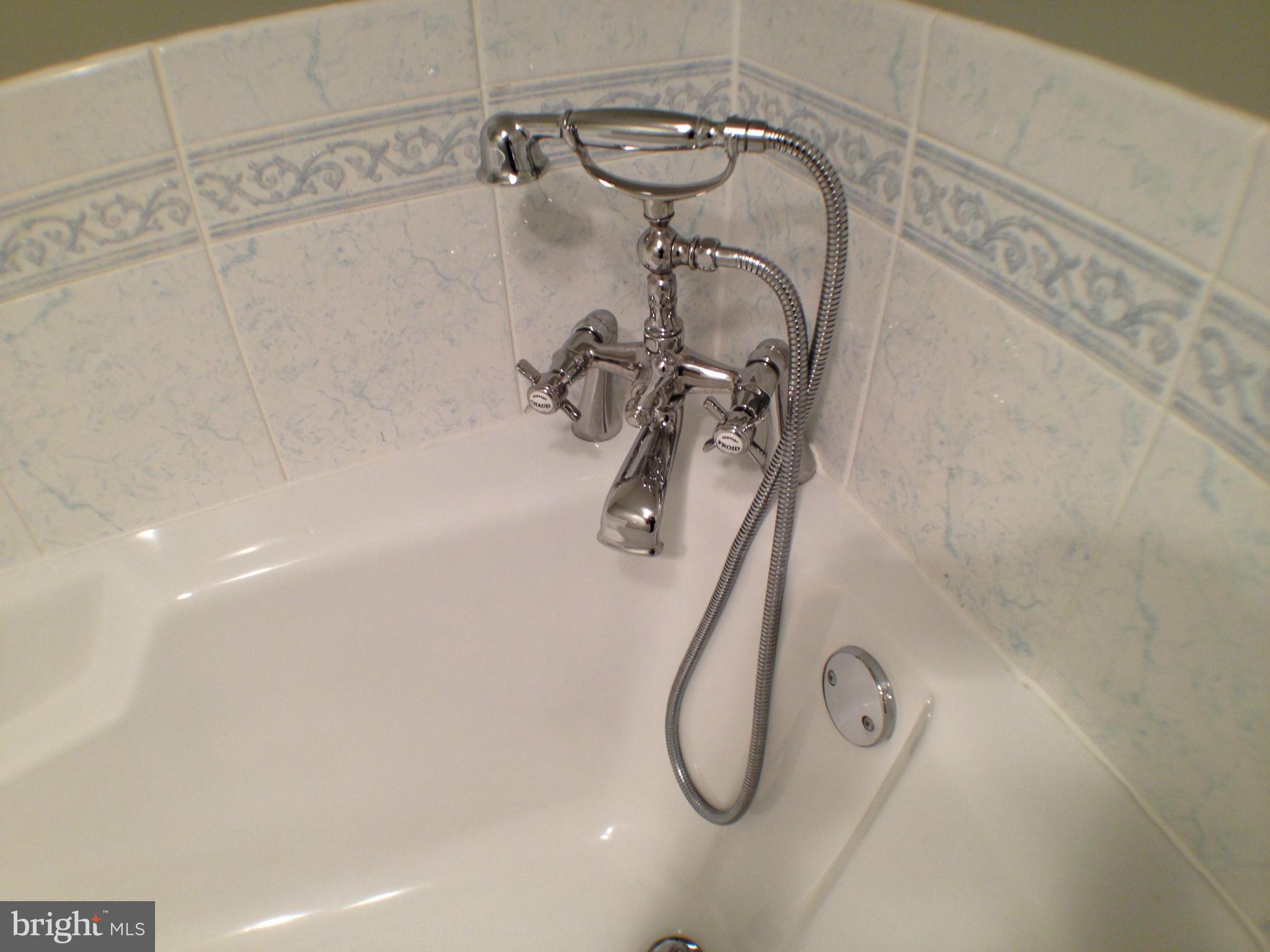 111 Hamlet Hill Road, Unit 902 Baltimore, MD 21210 - Photo 18 of 30 a bathroom with a shower