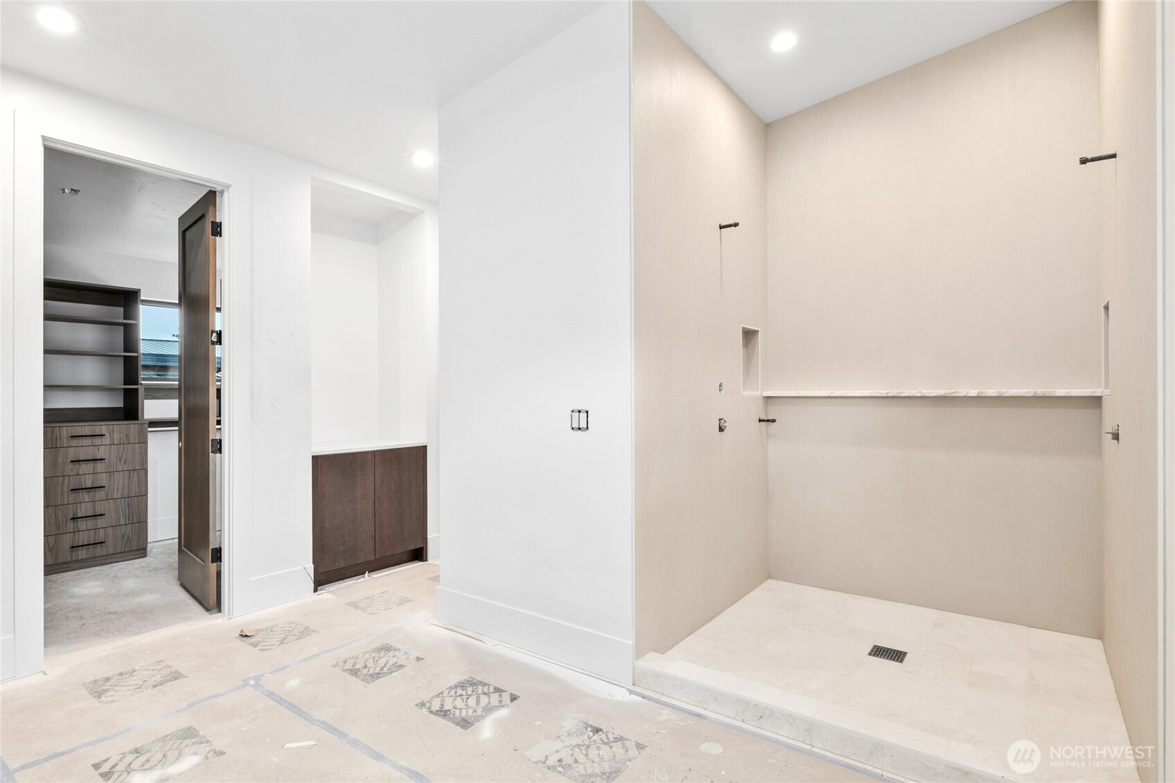 331 Kokanee Loop Cle Elum, WA 98922 - Photo 24 of 40 a bathroom with a tub and shower