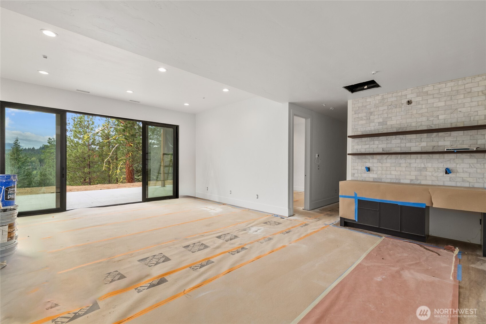 331 Kokanee Loop Cle Elum, WA 98922 - Photo 28 of 40 a bedroom with a bed and large window