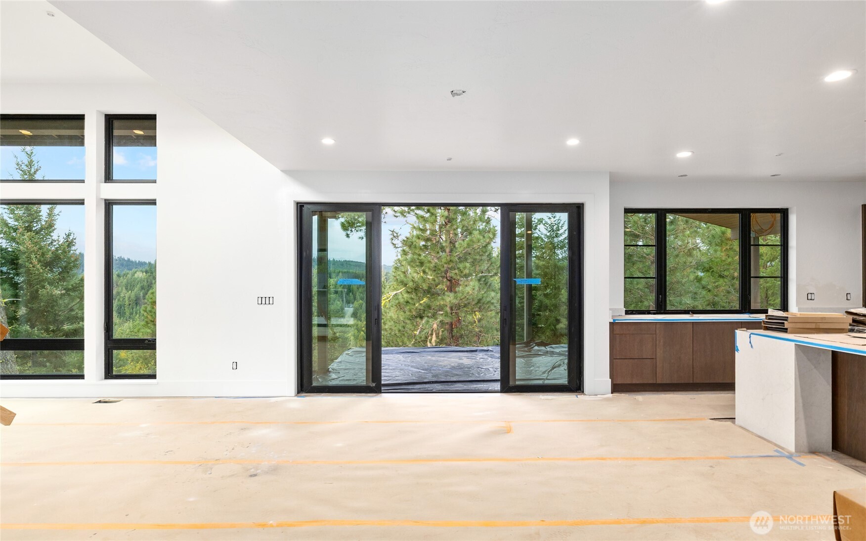 331 Kokanee Loop Cle Elum, WA 98922 - Photo 9 of 40 a living room with a large window