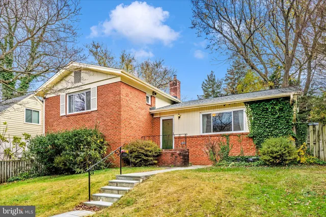 a view of a house with a backyard